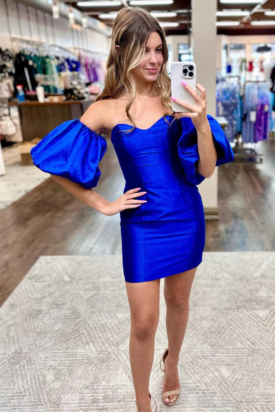 Vestido de cóctel ajustado sin tirantes y con mangas abullonadas